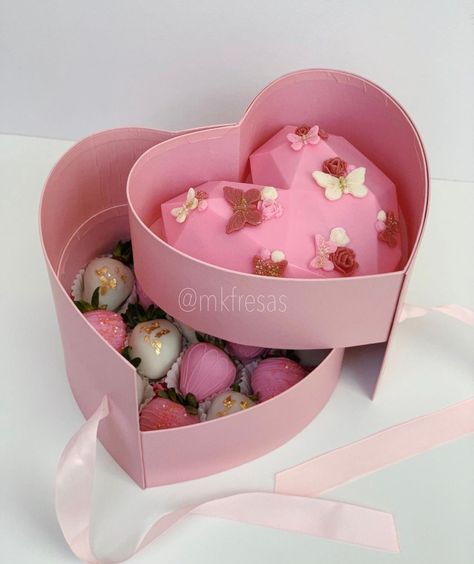 Chocolate Strawberries Box Gift, Chocolate Strawberry Box Ideas, Chocolate Covered Strawberry Gift Boxes, Heart Box With Roses And Strawberries, Flower And Strawberry Gift Boxes, Wine Gift Box Ideas, Cottagecore Food, Macaron Cake, Healthy Afternoon Snacks