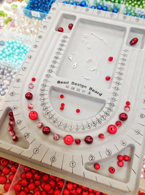 Jewellery making tip: Use a Bead Design Board  to layout your pattern before you string your necklaces or bracelets! Bead Design Board, Easy Jewelry Making Ideas, Jewels Diy, Jewelry Making Business, Beads Design, Bead Suppliers, Trendy Jewerly, Easy Jewelry, Jewerly Making