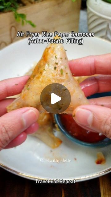 Khadija Siddiqui on Instagram: "Start saving these recipes for Ramadan (Recipe - 2) ❤ Air Fryer Rice Paper Samosas (Aaloo-Potato Filling) Ingredients and steps: 3 medium boiled potatoes Roughly mash them in chunks Add half chopped onion Half pepper/capsicum Half cup chopped coriander/cilantro 1 tsp paprika 1 tsp coriander powder 1 tsp salt 1 tsp cumin powder 1 tsp chaat masala 1 tsp red chilli flakes Mix everything. Take rice papers, soak each paper in warm water for upto 30 seconds or unntil they are soft. Do it one by one so they don't stick together. Place some filling on the rice paper, fold it to make samosas. You can also make rolls. Place these in your air fry tray or air fryer basket. Brush or spray oil on both sides. Air fry at 180ºC for 7 minutes, flip after 7 minutes. Rice Paper Samosa, Spring Rolls And Samosa, Air Fryer Rice Paper Rolls, Air Fryer Samosa Recipe, Air Fryer Samosas, Samosa Air Fryer, Samosa With Puff Pastry, Air Fryer Rice, Samosa With Spring Roll Sheets