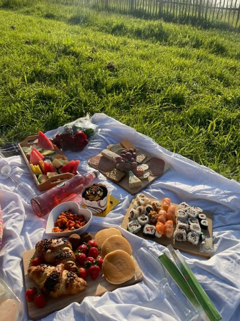 #picnic #summer #date #idea Picnic Aesthetic Food, Fancy Picnic, Pretty Picnic, Green Picnic, Picnic Dates, Picnic Inspo, Food Sushi, Kids Picnic, Picnic Aesthetic