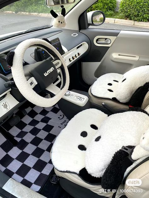 Korean Car Decor, Cinnamoroll Car Interior, Black And White Car Interior, Sanrio Car Interior, Aesthetic Interior Car Decor, Sanrio Car Decor, Cute Assesories, Pretty Car Interior, Kawaii Car Interior