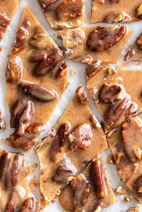 pecan brittle Pecan Brittle Recipe Easy, Pecan Brittle Recipe, Pecan Brittle, Chipotle Powder, Peanut Brittle Recipe, Brittle Recipes, Thanksgiving Cakes, Cookies Bars, Pecan Nuts