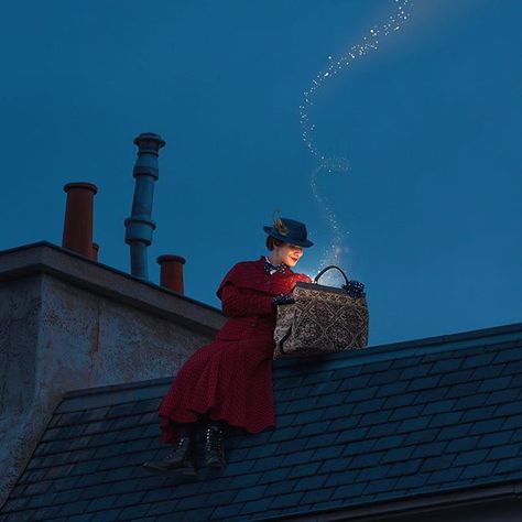 Mary Poppins 2018, Mary Poppins Outfit, Glenda The Good Witch, Mary Poppins Movie, Mary Poppins Returns, Jolly Holiday, Magic Aesthetic, Outfit Check, Carpet Bag