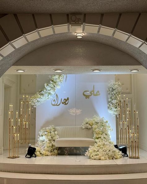 ‎Almalika/ الملكه 👑‎ on Instagram: "Elegant engagement stage 🤍✨" Simple Engagement Stage Decor, Engagement Party Decorations Elegant, Simple Engagement Decorations, Simple Reception Decorations, Engagement Preparation, Walima Decor, Couple Seating, Nikkah Decor, Engagement Theme