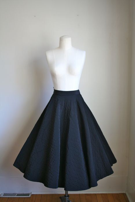 circle skirt Black Circle Skirt, Tardis Blue, Funny Clothes, Circular Skirt, Skirt Ideas, Circle Skirts, Quilted Skirt, Black Circle, 50s Style