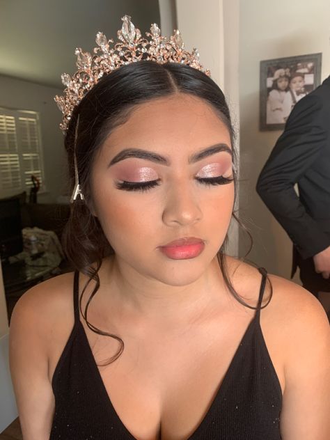 Makeup Inspo For Quince, Xv Pink Makeup, Light Pink Makeup For Quince, Sweet 16 Makeup Ideas Natural Pink, Blush Pink Quinceanera Makeup, Quince Makeup Light Pink, Rose Gold Quince Makeup Looks, Quince Makeup Blush Pink, Pink 15 Makeup