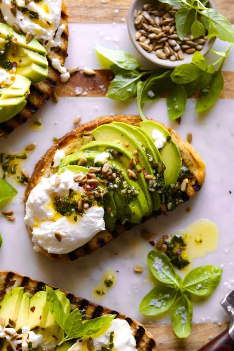 Open Face Sandwich, Gourmet Toast, Basil Vinaigrette, Gourmet Breakfast, Avocado Recipes, Toast Recipes, Flatbread, Cafe Food, Interesting Food Recipes