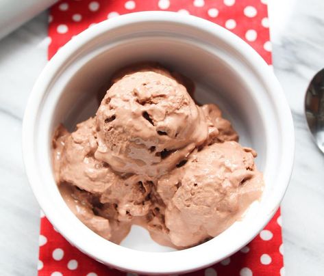 Chocolate frozen yogurt Chocolate Frozen Yogurt, Keeping On Point, Weight Watcher Desserts, Frozen Yogurt Recipes, Yogurt Dessert, Weight Watchers Recipes Desserts, Weight Watchers Snacks, Yogurt Ice Cream, Greek Yogurt Recipes