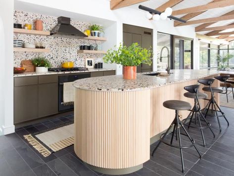 HGTV Magazine shows you around an airy kitchen decorated with terrazzo countertops and sleek accessories. Terrazzo Countertops, Terrazzo Kitchen, Concrete Collaborative, Concrete Terrazzo, 1960s Home, Interior Tiles, Hgtv Magazine, Sleek Kitchen, Rustic Stone