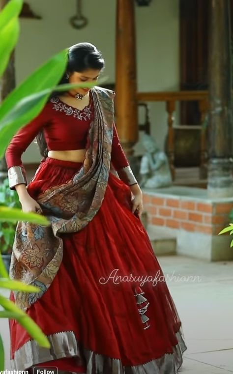 Full Hands Blouse For Half Saree, Paithani Saree Ghagra Lehenga Choli, Leganha Blouse Design, Red Langa Voni Half Saree, Kalankari Half Sarees, Colour Combination For Lehenga, Mangalagiri Pattu Lehenga With Kalamkari Dupatta, Mangalgiri Lehengas, Mangalgiri Half Saree Designs