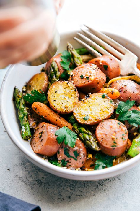 ONE PAN ROASTED GARLIC POTATOES AND SAUSAGE! Red potatoes, asparagus, carrots, and sausage all with herbs. Recipe from chelseasmessyapron.com Pan Potatoes, Roasted Garlic Potatoes, Asparagus Carrots, Pan Roasted Potatoes, Potatoes And Sausage, Potatoes Asparagus, Asparagus Recipes Oven, Garlic Roasted Potatoes, Sausage Dishes