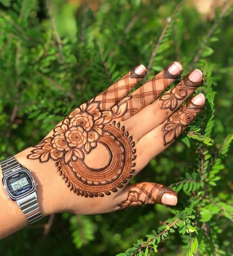 Henna Design Simple, Mehndi Design Bridal, Henna Tattoo Design, Back Hand Mehndi Design, Henna Hands, Short Mehndi Design, Simple Mehendi Designs, Simple Mehndi Design, Henna Hand