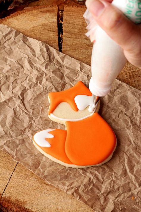 How to Make Fun Little Fox Cookies with a Video | The Bearfoot Baker Fox Cake, Flooding Cookies, Summer Cookies, Fox Cookies, Baby Cookies, Creative Cookies, Animal Cookies, Flower Cookies, Cookie Icing