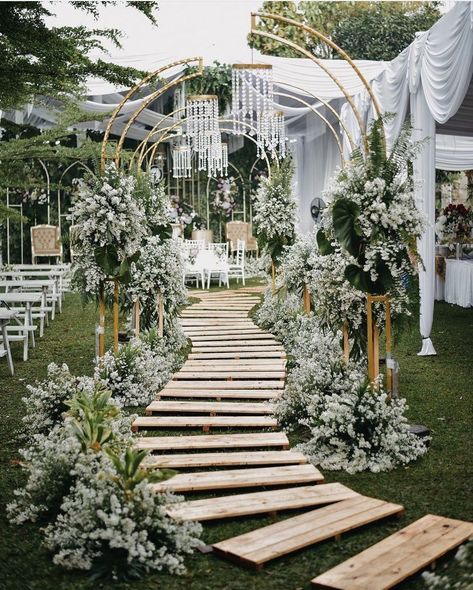 Outdoor Wedding Entrance, Flower Gate, Wedding Decor Reception, Wedding Walkway, Outdoor Wedding Backdrops, Wedding Decorations Ideas, Wedding Gate, Photo Corner, Pastel White