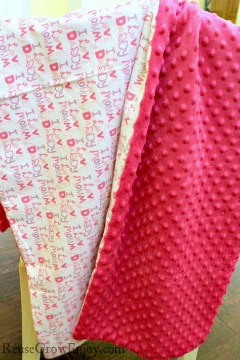 Have little ones or need a baby gift? This is always a hit. Learn how to make this DIY baby blanket made with Minky dot and flannel fabric. If you can use a sewing machine, you can make this in minutes! Minke Blanket, Minky Baby Blanket Diy, Flannel Projects, How To Sew Baby Blanket, Quilted Blankets, Baby Gifts To Make, Trendy Baby Blankets, Diy Baby Blanket, Baby Flannel