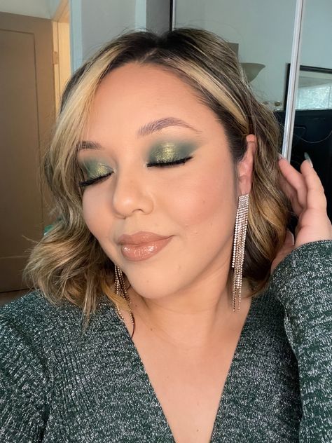 Sage Green Natural Makeup, Natural Glam Prom Makeup Green Eyes, Sage Green Soft Glam Makeup, Sage Eyeshadow Looks, Sage Green Eyeshadow Looks, Makeup Sage Green, Sage Green Makeup Look Quince, Sage Makeup Look, Emerald Green Eyeshadow Looks