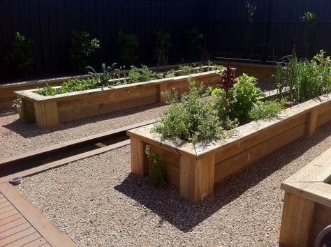 raised garden bed with ledge seating...this is exactly what I want. Timber Planter Boxes, Raised Garden Designs, Vegetable Garden Planters, Raised Bed Garden Design, Patio Grande, Garden Boxes Raised, Garden Planter Boxes, Homestead Survival, Traditional Landscape