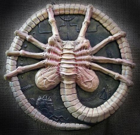 ALIEN FACE-HUGGER Sculpture by Mixta110 Movie Embroidery, Alien Cake, Face Hugger, Alien Painting, Alien Movies, Giger Alien, Predator Movie, Alien Artwork, Alien Face