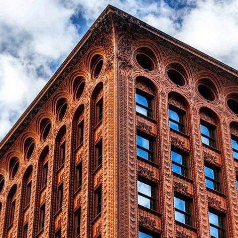 This is one of the most important works of one of the most important architects of the late 19th century.  It's the Guaranty Building, in Buffalo, NY, designed by none other than Louis Sullivan, recognized as one of the three top architects the US has ever seen. Louis Sullivan Architecture, Guaranty Building, Summer Castle, Futuristic Cities, Office Graphics, Buffalo City, Roof Cap, Frank Lloyd Wright Architecture, Louis Sullivan