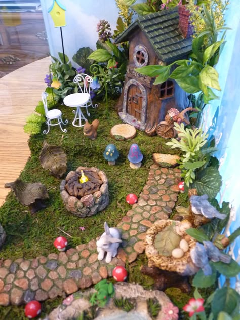 Fairy Garden Pond, Fish Tank Fairy Garden, Fairy Garden Display Ideas, Fairy Garden Fish Tank, Outdoor Fairy Garden Diy Landscapes, Fairy Garden Flower Bed, Fairy Fish Tank, Large Fairy Garden Ideas, Outdoor Fairy Garden Diy