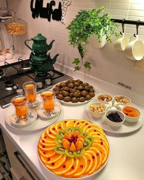 Food Presentation Ideas, Amazing Food Platters, Fruit Platter Designs, Amazing Food Decoration, Party Food Buffet, Catering Ideas Food, Presentation Ideas, Easy Food Art, Food Displays