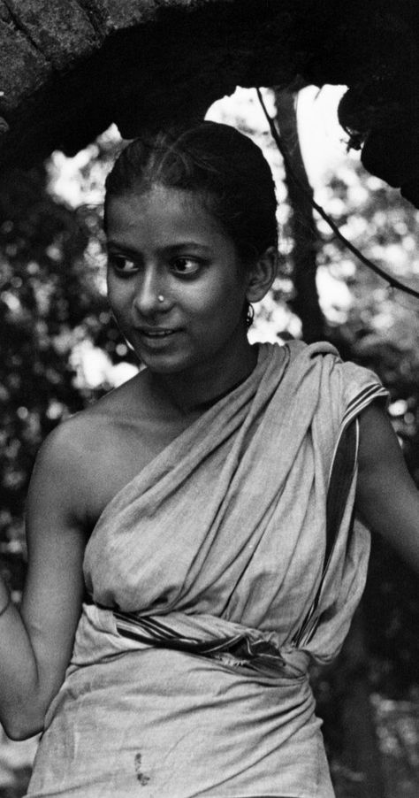 Pather Panchali, Beauty In Black, Satyajit Ray, Ray Film, Vintage India, Indian Cinema, Movie Shots, Female Art Painting, Indian Woman