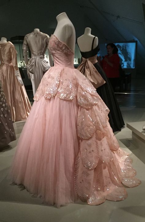 This pink silk tulle ball gown is decorated with sequins and pailette decorated "petals."  The name of the gown is Venus and is from the Autumn/Winter 1949 Milieu du Siecle line.  The atelier fou was Jane and the model was Tania. Nature Textiles, Dior Art, Prom Dress With Lace, Ball Gown Prom Dress, Fashion Dream Job, Dior Fashion, Vintage Gowns, Gown Prom, Pretty Clothes