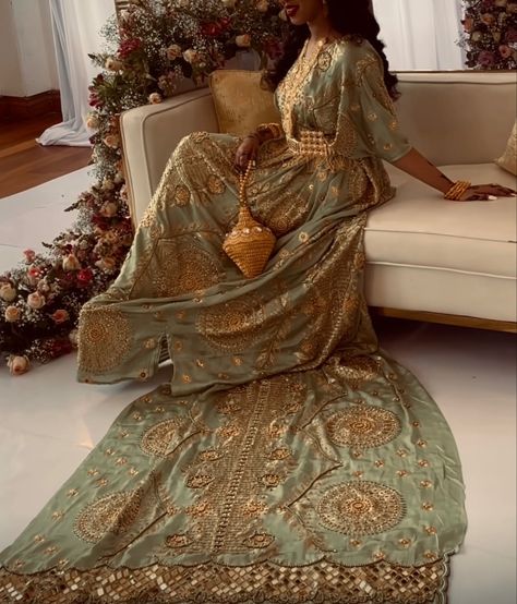 Somali Traditional Wedding Dress, Somali Wedding Dirac Green, Somali Bridal Dress, Somali Bride Dirac, Somali Traditional Clothing, Nikkah Somali, Somali Culture Aesthetic, Somali Wedding Aesthetic, Somali Traditional Dress