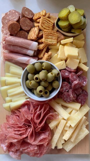 Board With Cheese And Meat, Snacks For Drinking Parties, Meat And Cheese Board Simple, Tapas Ideas Party, Birthday Party Food Platters, Picnic Meal Ideas, Cheese Board For One, Birthday Meal Ideas, Birthday Snack Ideas