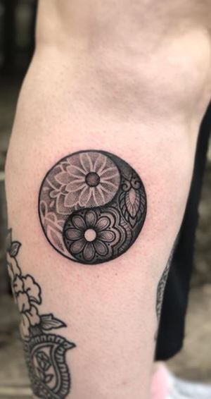 Yinyang Mandala Tattoo, Women Back Cover Up Tattoos, Yin Yang Ankle Tattoo, Tin And Yang Tattoo, Ying Yang Tattoos For Women, Ying Yang Tattoo With Flowers, Ying Yang Cover Up Tattoo, Yum Yang Tattoo, Creative Ying Yang Tattoo