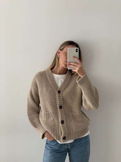 Beige Cardigan Outfit Winter, Wool Cardigan Outfit, Cardigan And Jeans Outfit, Cardigan Outfit Winter, Beige Cardigan Outfit, Winter Fashion 2022, Cardigan And Jeans, Outfit Minimal, Fashion Cardigan