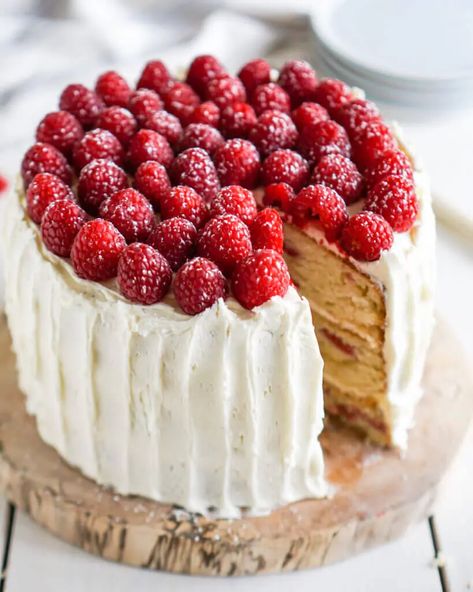 White Chocolate Raspberry Cake Chocolate Raspberry Cake Recipe, Baking For Friends, White Chocolate Raspberry Cake, Raspberry Cake Recipes, White Chocolate Desserts, White Chocolate Cake, Baking Tips And Tricks, Chocolate Raspberry Cake, Raspberry Almond