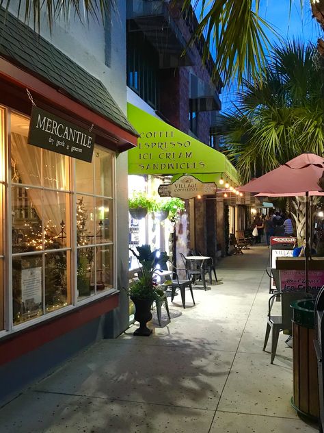 Antiques & Charm await in Mount Dora, Florida – All Around the Bend Mt Dora Florida, Mount Dora Florida, Cuban Restaurant, Florida Getaway, Living In Florida, Around The Bend, Florida Adventures, Florida Christmas, Mount Dora