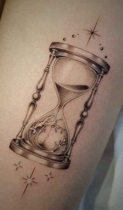 Vintage Hourglass Tattoo, Hourglass Tattoos For Women, Sand Timer Tattoo, Timer Tattoo, Hourglass Tattoo Feminine, Hourglass Drawing, Coffee Cup Tattoo, Tattoo Pierna, Rose Clock