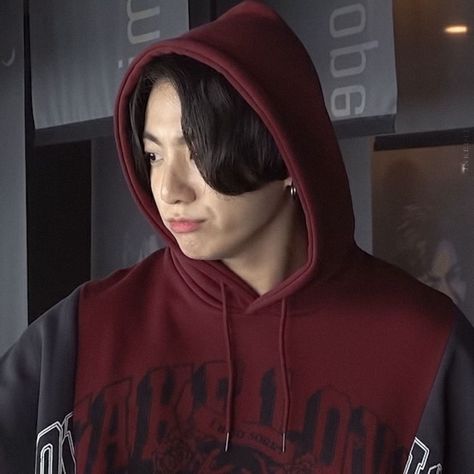 Hoodie Pfp, Jungkook Hoodie, Love Mail, Bts Reactions, Jeon Jungkook Photoshoot, Jungkook Cute, Jeon Jungkook, Kim Taehyung, Style Icons