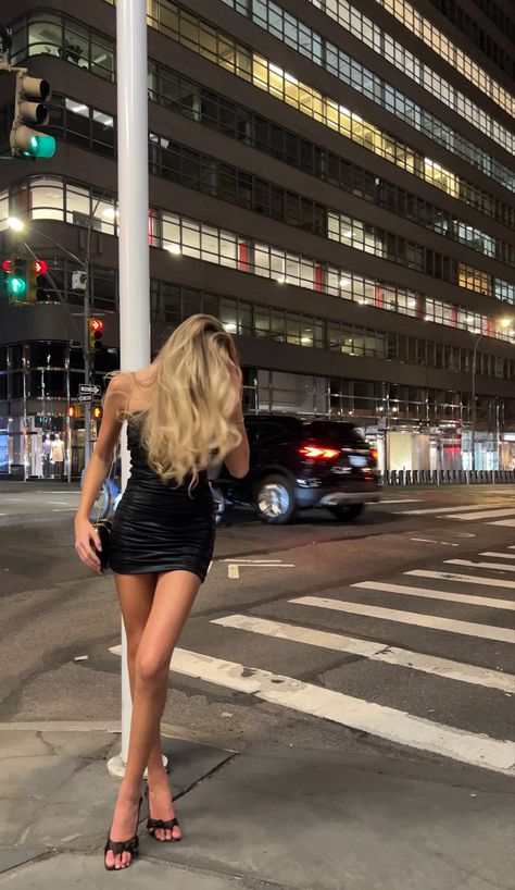 It Girl Photoshooting, Glam Instagram Pictures, Blonde Model Aesthetic, Glam Girl Aesthetic, Blonde Girl Outfits, Nyc Rich Girl Aesthetic, Night Out Photos, It Girl, Going Out Pictures