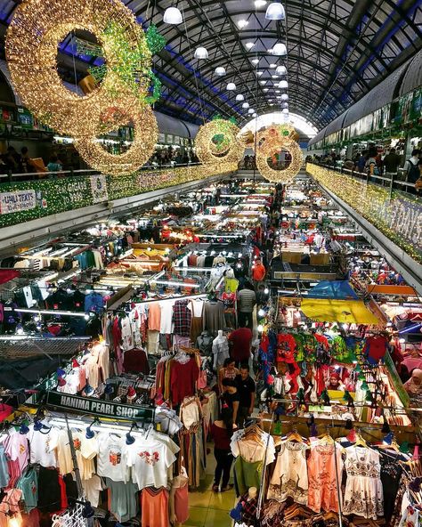 Discover the markets found within the Metro Manila that sell a range of goods at attractive prices. Philippine Photography, Filipino Market, Market Pictures, Philippines Trip, Philippines Vacation, Travel Philippines, Shopping Market, Philippines Culture, Filipino Culture