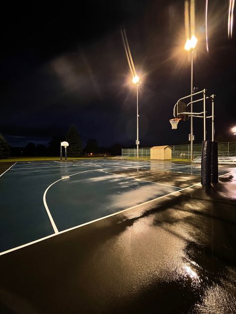 I Love Basketball, Basketball Workouts, Basketball Is Life, Basketball Wallpaper, Netball, Love And Basketball, Basketball Pictures, At Night, Basketball Court