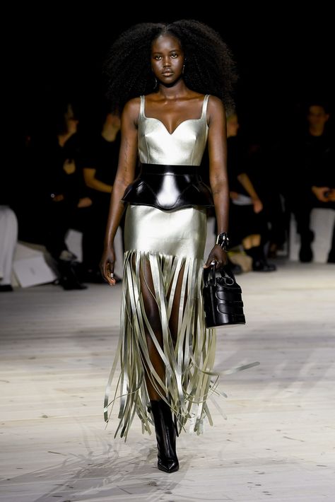 Alexander Mcqueen Spring 2024, Alexander Mcqueen 2024, Alexander Mcqueen Designs, Alexander Mcqueen Ready To Wear, Couture 2024, Adut Akech, Ss 2024, Alexander Mcqueen Shoes, Fringe Fashion