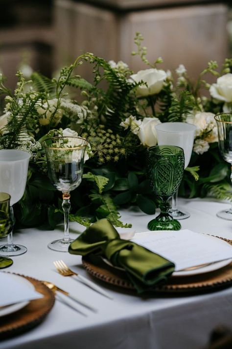 Green Table Settings, Green Tablescape, Meadow Wedding, Emerald Green Wedding, Green Themed Wedding, Emerald Green Weddings, Party Trends, Green Glassware, Surprise Wedding