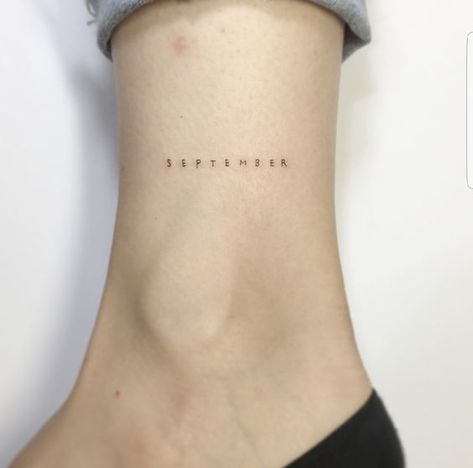 Si se trata de recordar un mes, checa el siguiente tatuaje con fechas especiales. Se verá simple pero con estilo dependiendo el tipo de letra y lo mejor es que puedes acompañarlo de otros tatuajes pequeños como este de una luna en tinta azul. Feminist Tattoo, Romantic Tattoo, Tattoo Placements, Literary Tattoos, Floral Tattoos, Shape Tattoo, Inspiration Tattoos, Tiny Tattoo, Discreet Tattoos