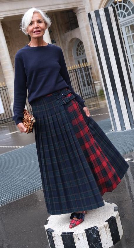 Long Plaid Skirt Outfit Winter, Tartan Maxi Skirt, Tartan Outfit Women, Scottish Skirt Outfit, Maxi Skirt Outfit Winter, Layered Skirt Outfit, Tartan Skirt Outfit, Grece Ghanem, Plaid Maxi Skirt