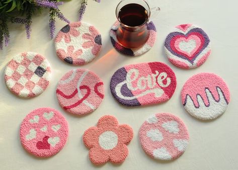 gagitasarim - Etsy Turkey Flower Punch Needle, Tufted Coaster, Checkered Mug, Pink Coasters, Punch Needle Coaster, Needle Punching, Flower Punch, Pink Checkered, Punch Needle Patterns