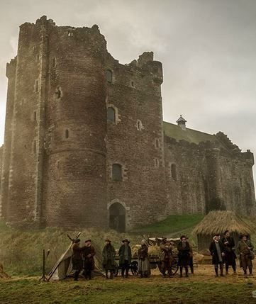 Castle Leoch, Starz Tv Series, Outlander Season 1, Outlander Casting, Outlander Tv Series, Castles In Scotland, Claire Fraser, Outlander Tv, Outlander Series