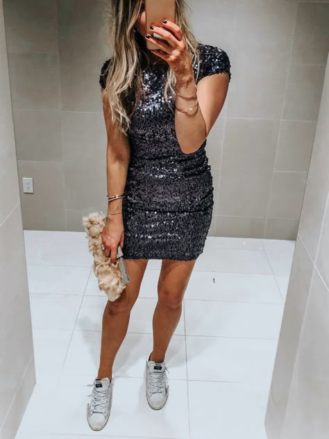 Dresses With Tennis Shoes, Short Sequin Skirt, University Outfit Ideas, Party Dress Outfit, Dress And Sneakers Outfit, Below The Knee Dress, Sequin Short Dress, Black Tie Dresses, White Sequin Dress