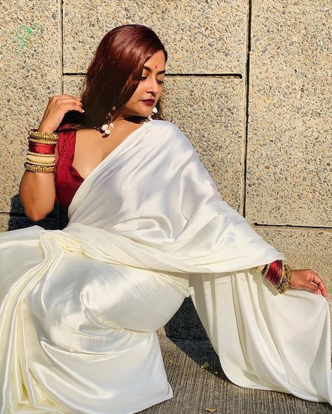 White Satin Saree, White Silk Saree, South Indian Wedding Saree, Saree Blouse Neck Designs, Plus Size Mini Dresses, Crepe Saree, Indian Fashion Saree, White Saree, Saree Photoshoot