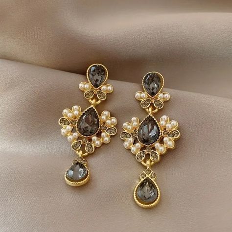 058 Brand New Elegant Tear Drop Earrings Simulated Sapphires Gold Plated Comes In A Little Gift Box Like The Item? Make An Offer Same Day Shipping Happy Shopping Royalty Earrings, Ancient Earrings, Roaring 20s Jewelry, Royalty Dr, Pearl Earrings Drop, Fantasy Jewellery, Period Jewelry, Desi Jewelry, Pearl Earrings Designs