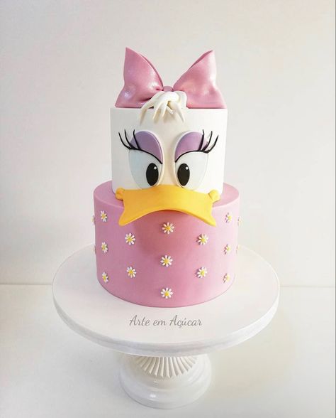 Daisy Duck Cake, Minnie Mouse Cake Design, Stitch Cake, Disney Birthday Cakes, Daisy Cakes, Daisy Party, Duck Birthday, Minnie Cake, Minnie Mouse Cake