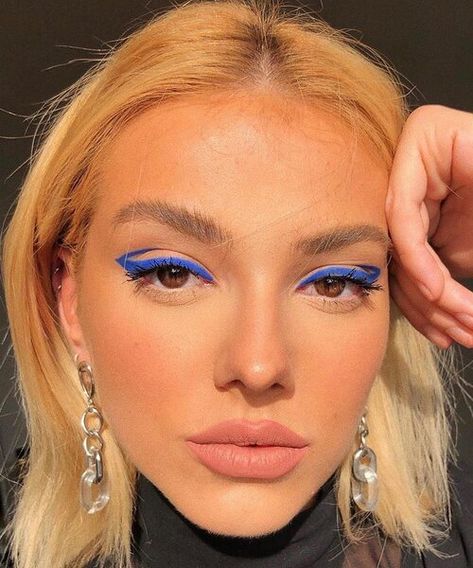 Blue Eyeliner Makeup, Halloween Makeup Clown, Summer Makeup Trends, Funky Makeup, Blue Eyeliner, Smink Inspiration, Makijaż Smokey Eye, Halloween Makeup Easy, Colorful Eye Makeup