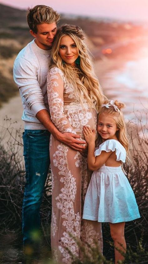 Savanna Labrant, Family Pregnancy Photoshoot, The Labrant Family, Maternity Photography Fall, Savannah Labrant, Family Maternity Pictures, Maternity Photography Family, Fall Maternity Photos, Maternity Photography Poses Outdoors